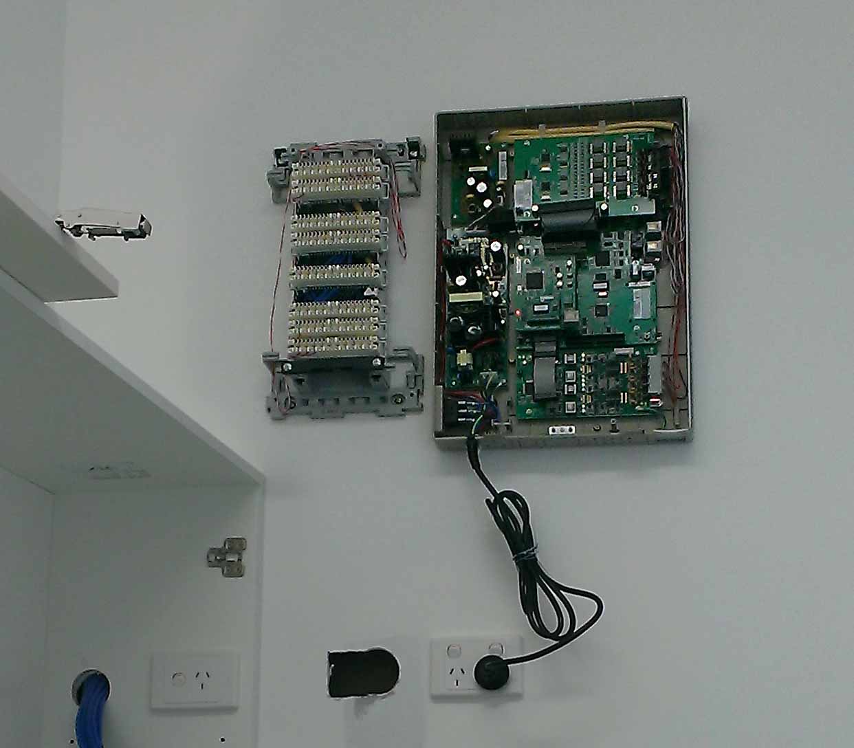The neatly organised Internal wiring keeps the wall tidy when possible